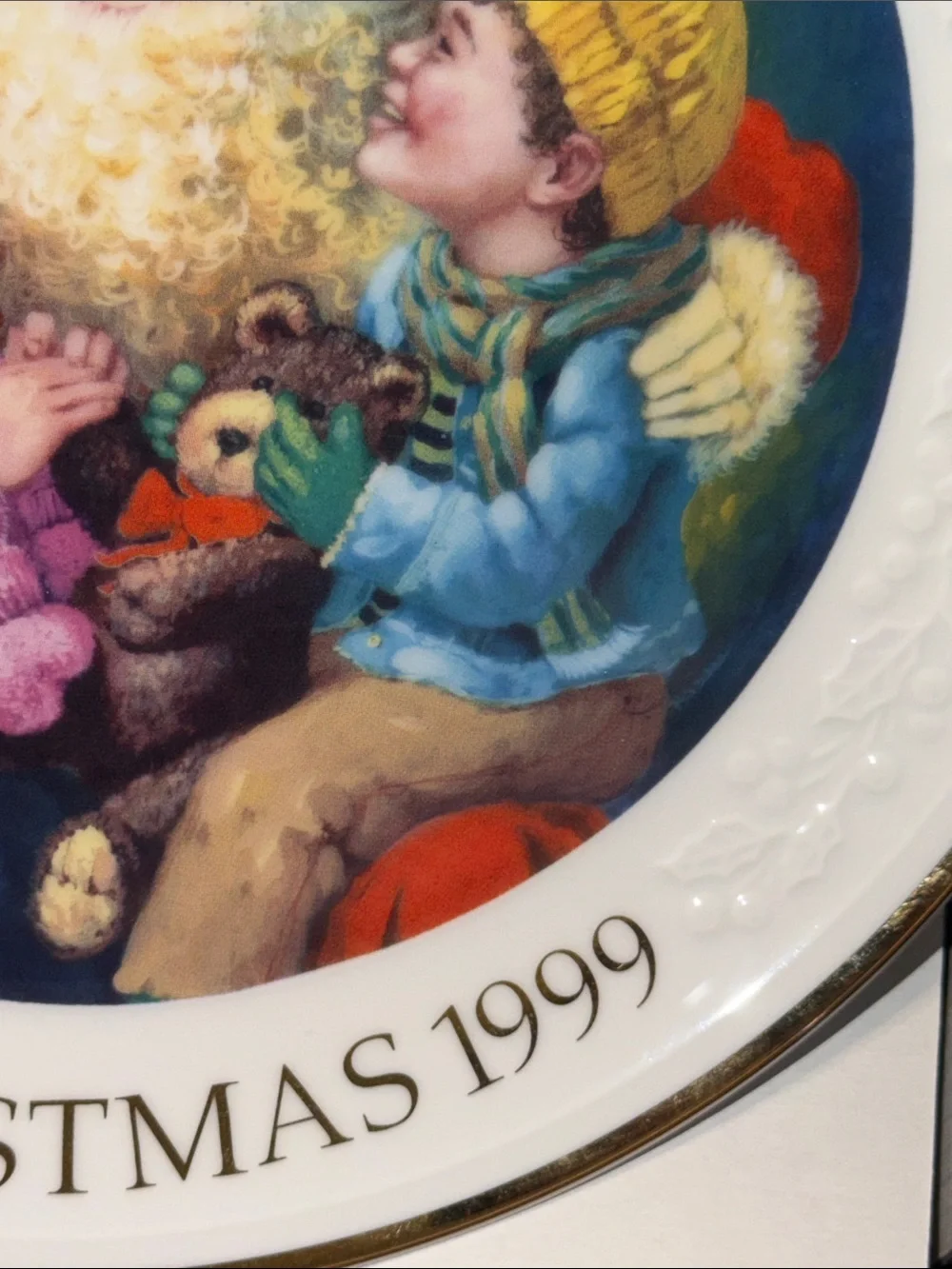Avon 1999Fine Collectibles Christmas Decorative Plate - 22K Hold Rim.
